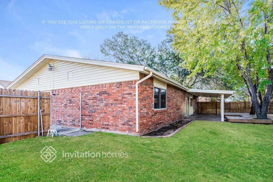 Building Photo - 5001 Thompson Dr