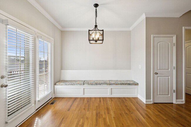 Building Photo - Welcome home to this beautifully maintaine...