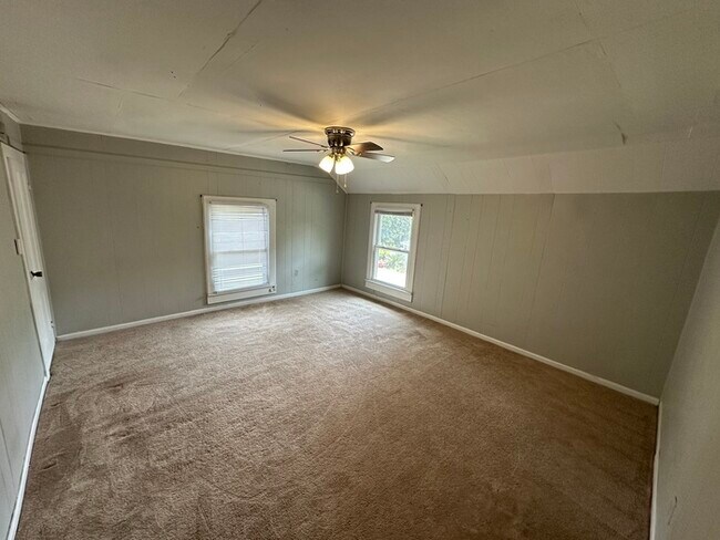 Building Photo - Two Bedroom Townhome Near State Street