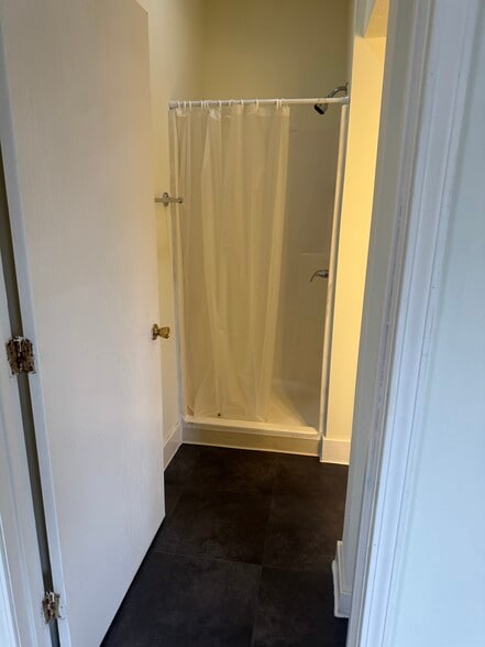 Building Photo - 832 Wealthy St SE