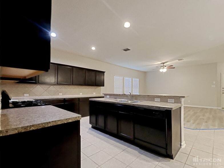 Building Photo - 8930 Holland Pk