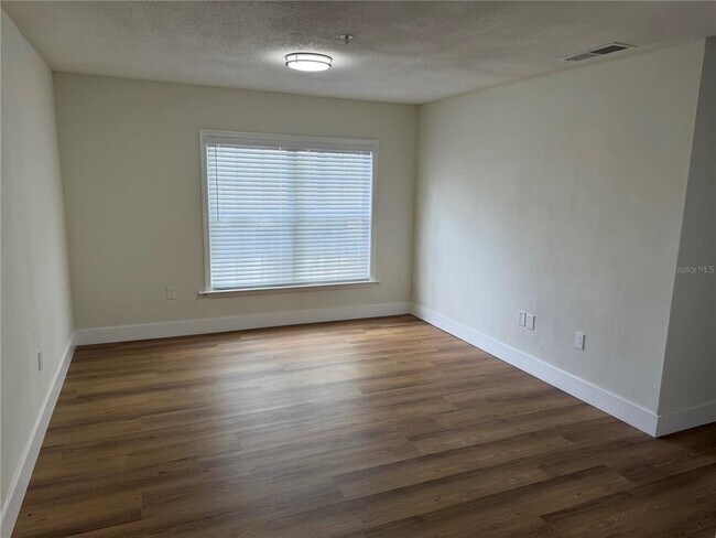 Building Photo - 2013 Dixie Belle Dr