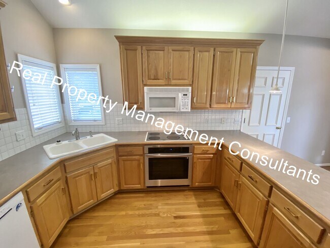 Building Photo - $1000 Move In Incentive on Lake Winnebago 3 Bedroom Home