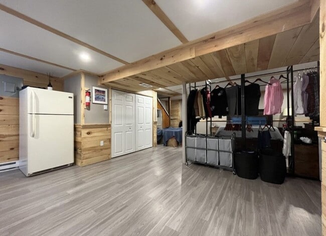 Building Photo - Crestmont Avenue Townhome with Sublevel Su...