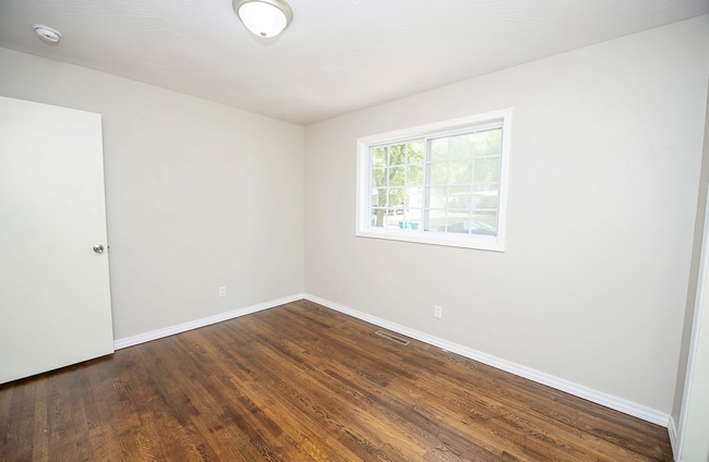 Building Photo - Privacy Fenced, 3 bed 3 bath in South Springfield (Ask about our special)