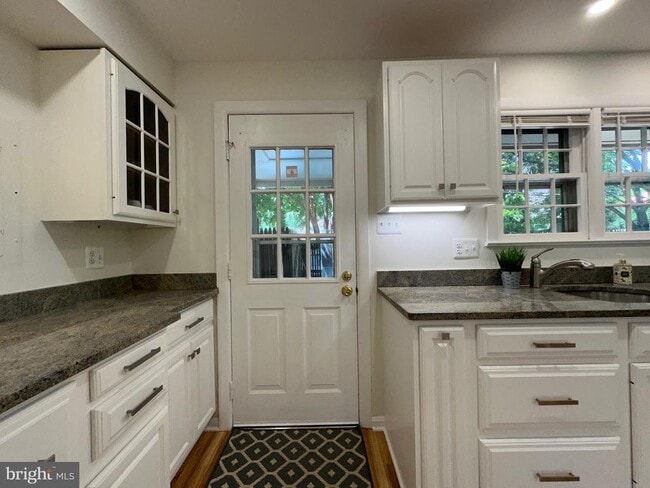 Building Photo - 411 Hampton Ct