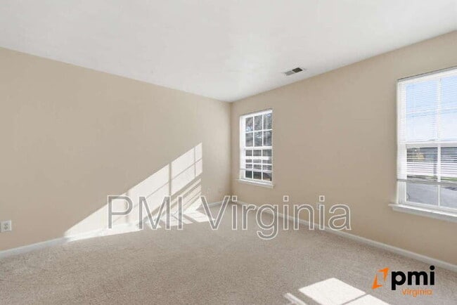 Building Photo - 1002 Nicklaus Dr