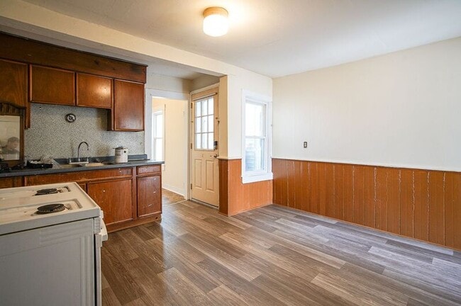 Building Photo - 34 Joy St