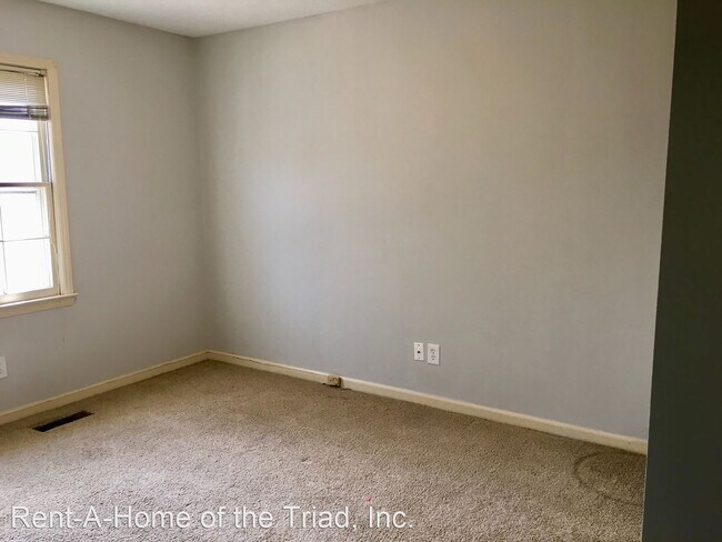 Building Photo - 3 br, 2.5 bath House - 4815 Tower Road E