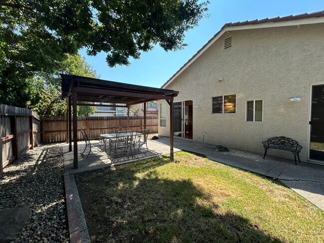 Building Photo - 7025 Sandy Souza Way