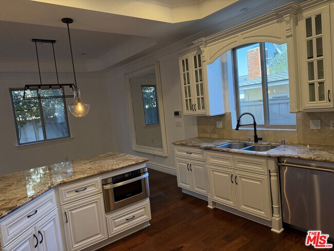 Building Photo - 2005 Robinson St