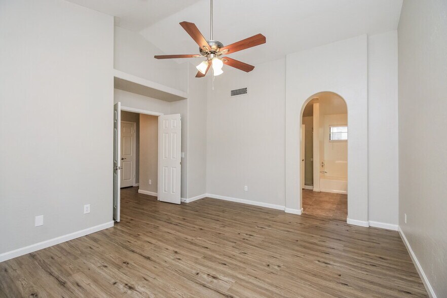 Building Photo - 748 W Dublin St