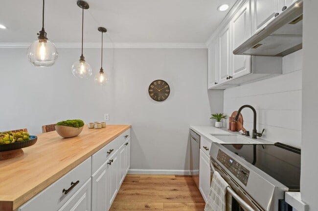 Building Photo - 1250 Clay St