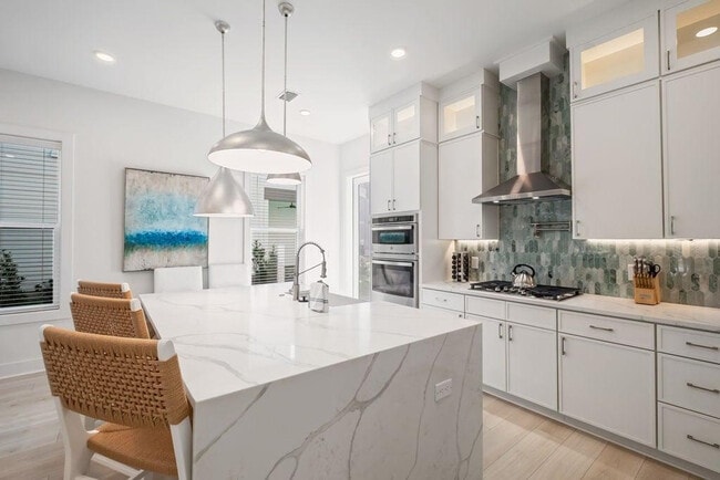 Building Photo - 31 Sarah St