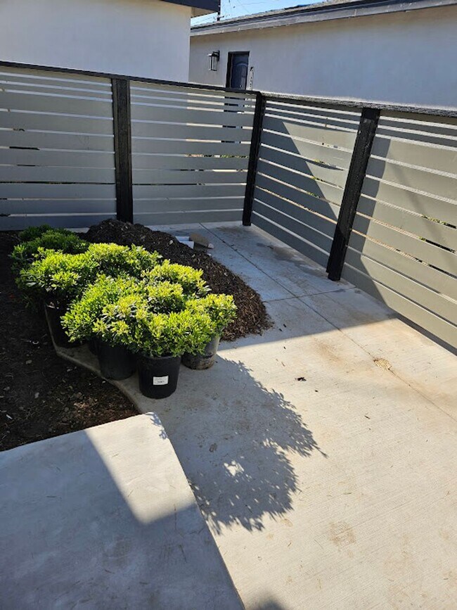 Building Photo - Newly Remodeled 2 Bedroom / 1 Bath! Call o...