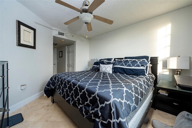 Building Photo - 520 SE 5 Ave