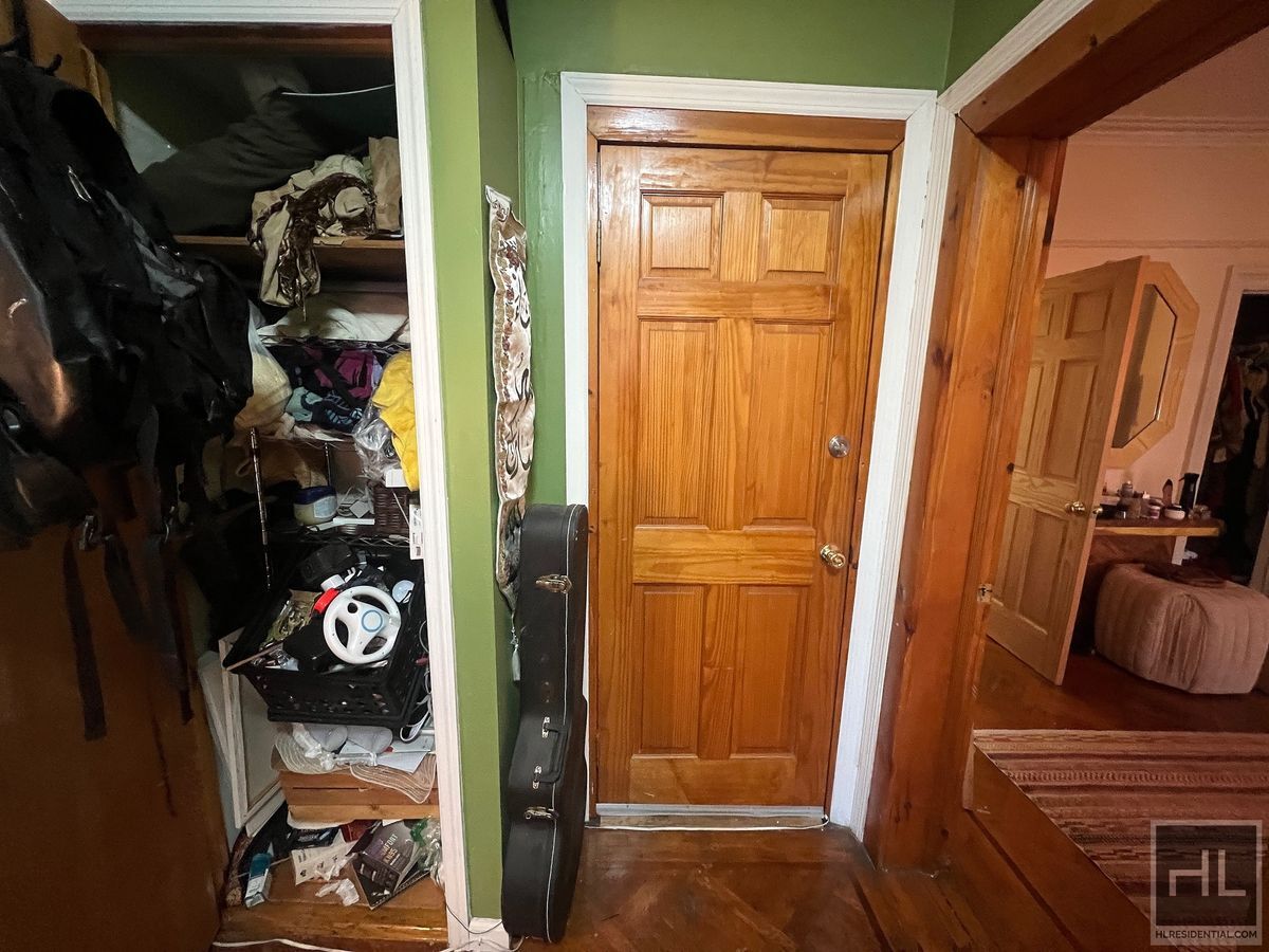 Building Photo - 2BR 1BA Sunny Top Floor Sprawling Brownstone On Clinton Hill / Bedstuy Border