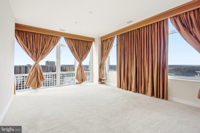 Building Photo - 8220 Crestwood Heights Dr