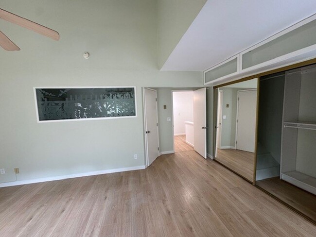 Building Photo - Spacious Tri Level 2Bed 2Bath Condo in Bay Ho