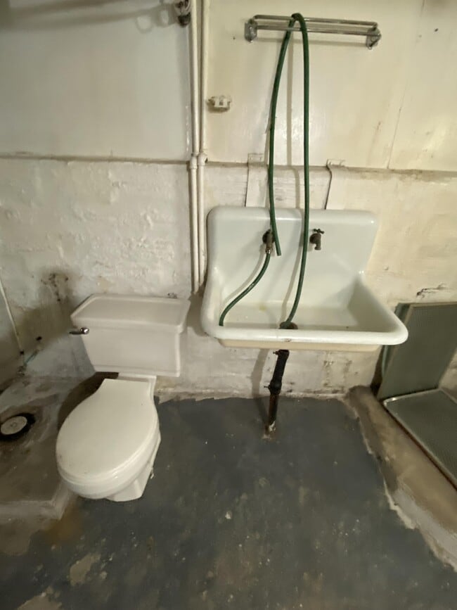 Building Photo - 947 Center Point Rd NE