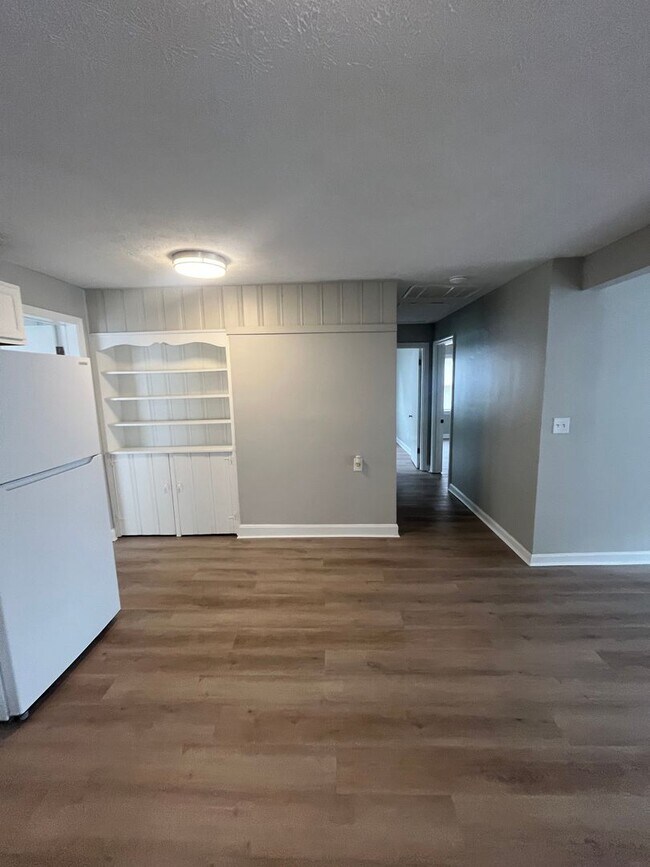 Building Photo - Gorgeous Fully Renovated 3/1!