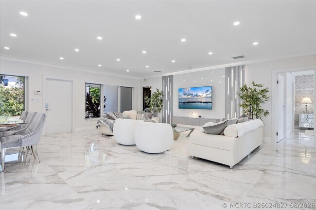 Building Photo - 207 Royal Palm Dr