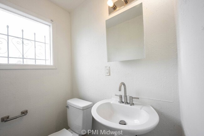 Building Photo - "Charming Duplex Retreat: Spacious 2-Bedro...