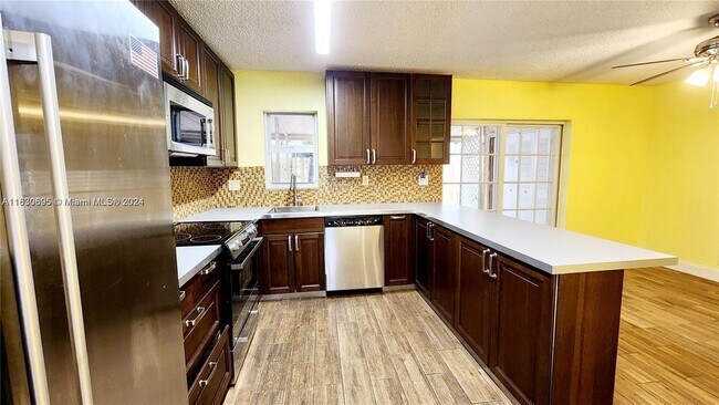 Building Photo - 6516 SW 41st Ct