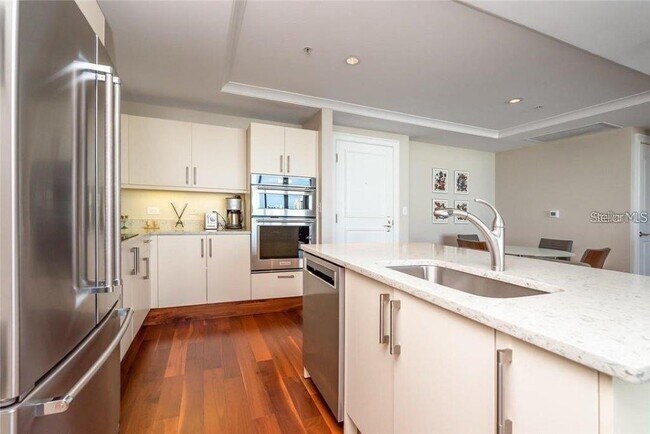 Building Photo - 1350 Main St