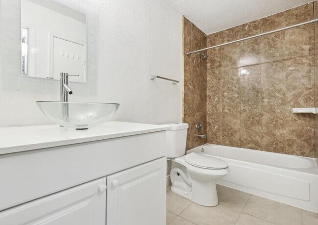 Building Photo - 733 Riverside Dr