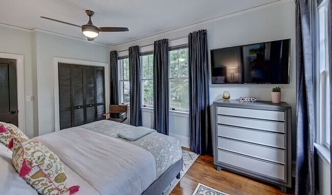 Building Photo - 518 Lamar Ave