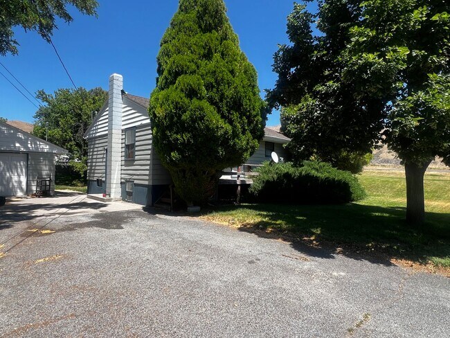 Building Photo - 920 Shores Rd