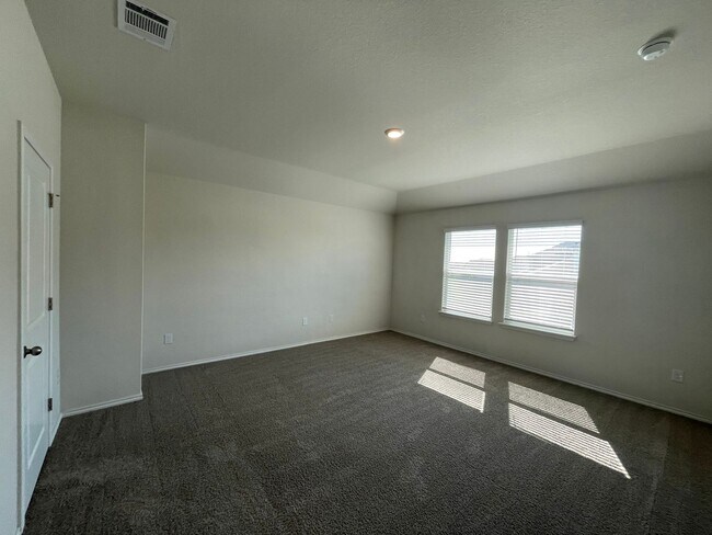 Building Photo - Beautiful 4 bedroom, 2.5 bathroom home in a great location!