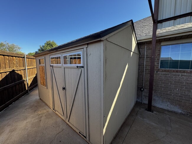 Building Photo - Stunning Spacious Home in Lovely Neighborhood!