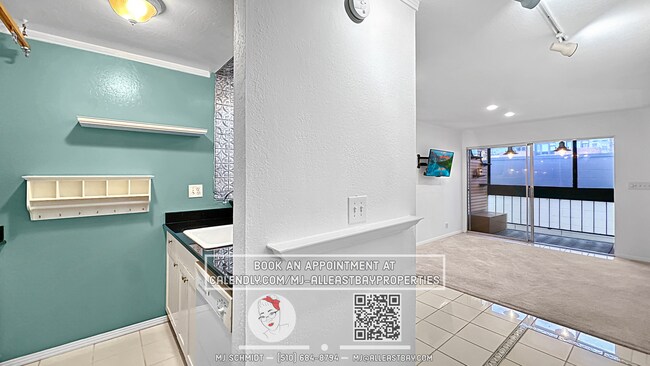 Building Photo - Bright 1 bed/1 bath located in the heart of Rockridge includes water, garbage, 1 parking!