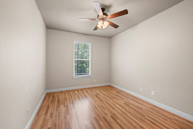 Building Photo - 4 Bed Navarre Townhome in Pool Community