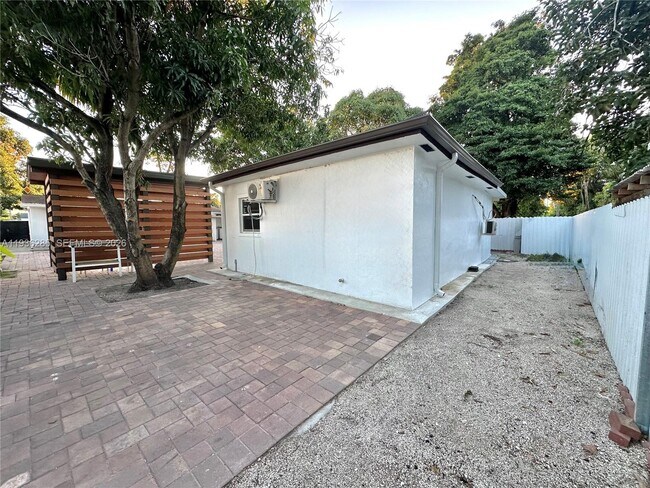 Building Photo - 1211 W 34th St