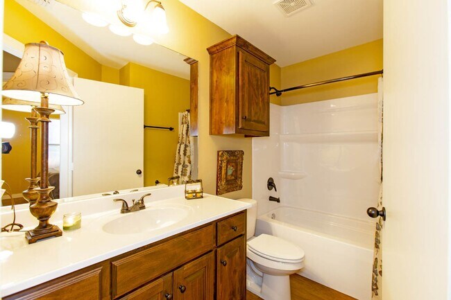 Building Photo - Available Now! 3 Bed 2 Bath Duplex in West...