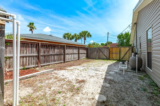 Building Photo - 301 Cypress St