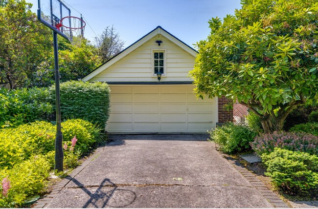 Building Photo - 616 SE Andover Pl