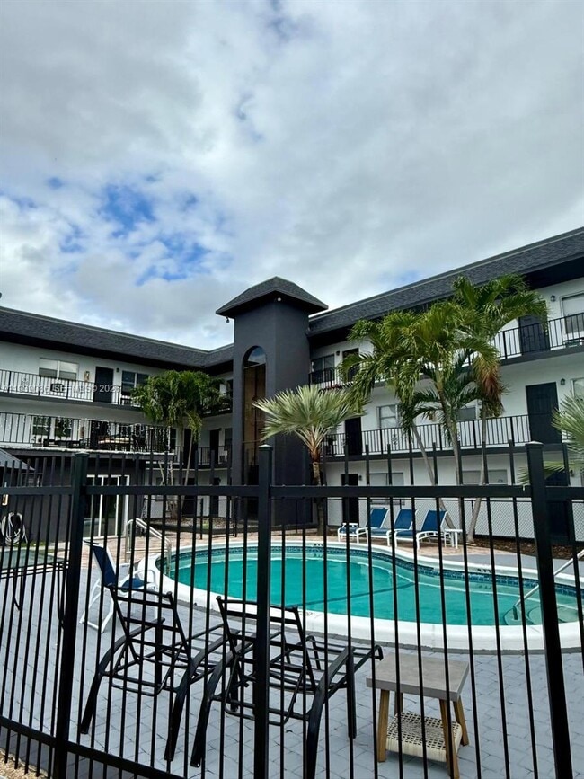 Building Photo - 1100 NE 9th Ave