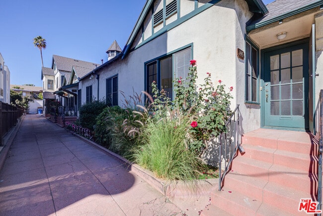 Building Photo - 1445 N Vista St