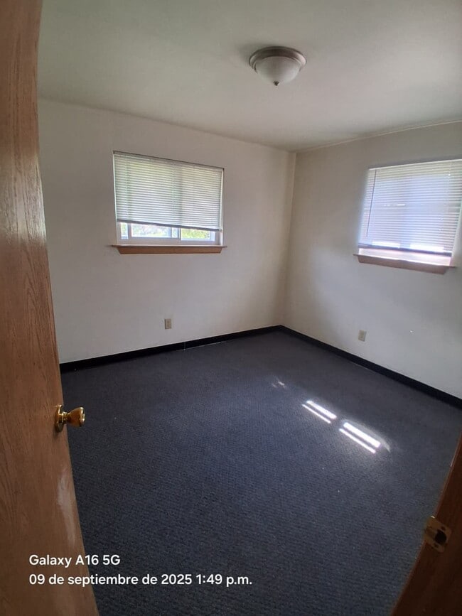 Building Photo - 9000 W Carmen Ave