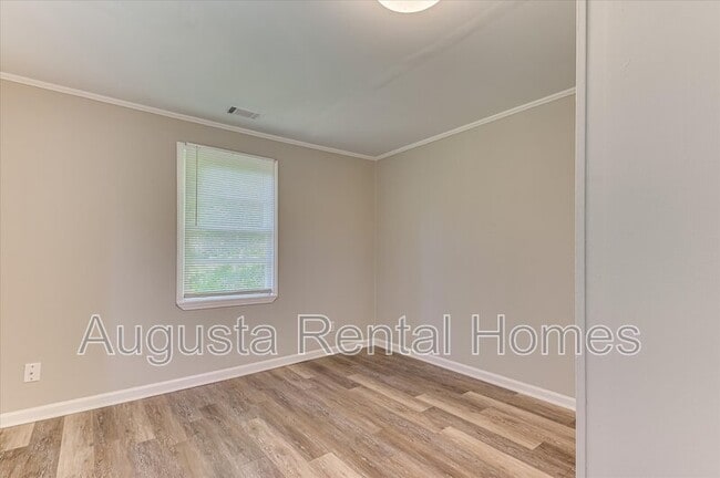 Building Photo - 2128 Roosevelt Dr