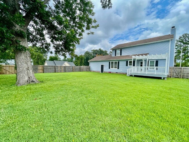 Building Photo - 3 Bed, 2 Bath Nest in Hope Mills