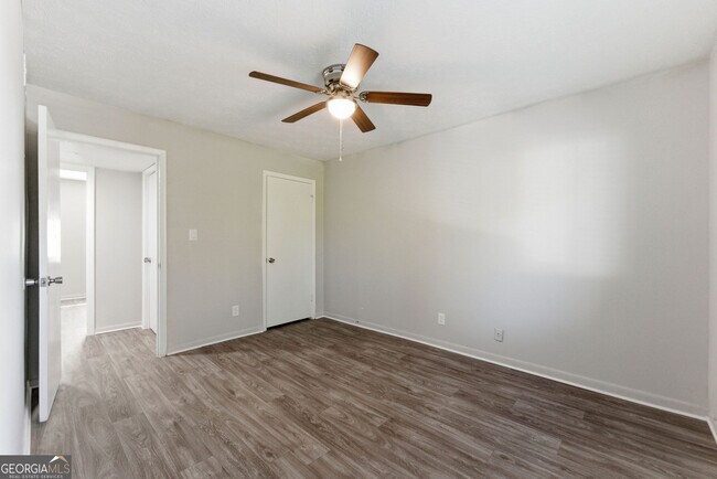 Building Photo - 558 College St