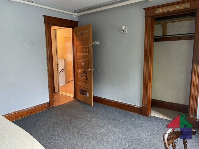 Building Photo - Spacious 8 Bedroom, 3 Bathroom Home for Re...
