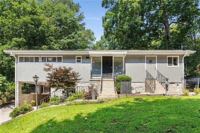Building Photo - 2132 Fairway Cir NE