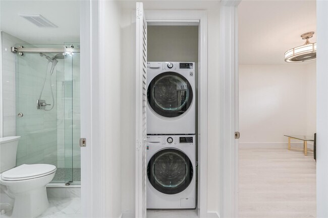 Building Photo - 411 S Hollybrook Dr