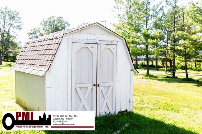 Building Photo - 3 Bedroom and 1.5 bathroom Duplex for rent